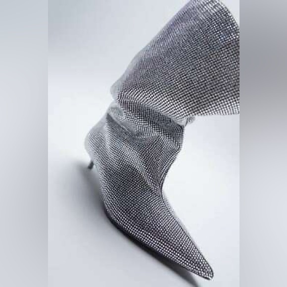ZARA NEW SILVER SHINY SPARKLY GLITTER KITTEN
HEELED BOOTS SIZE 39 TAGS ATTACHED - Picture 4 of 10